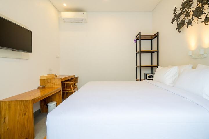 Room 9 of 28