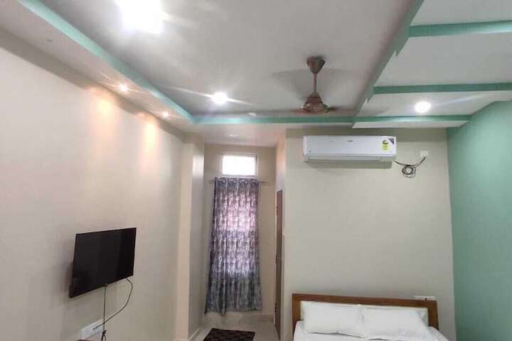 Room 10 of 28