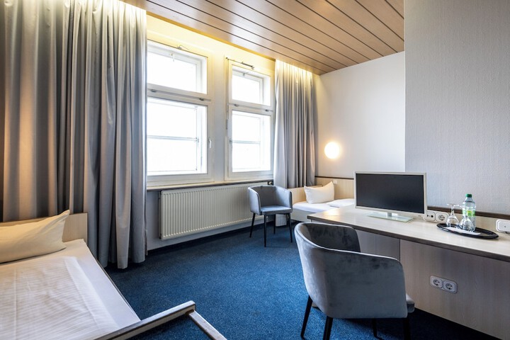 Room 32 of 103