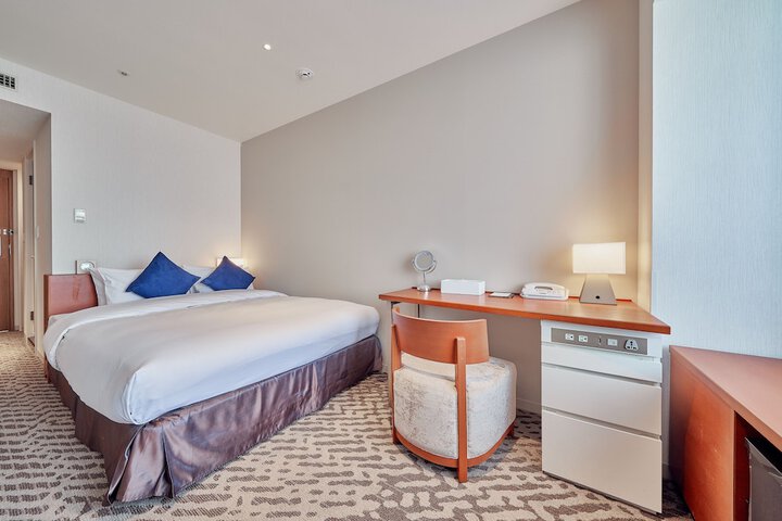 Room 28 of 102