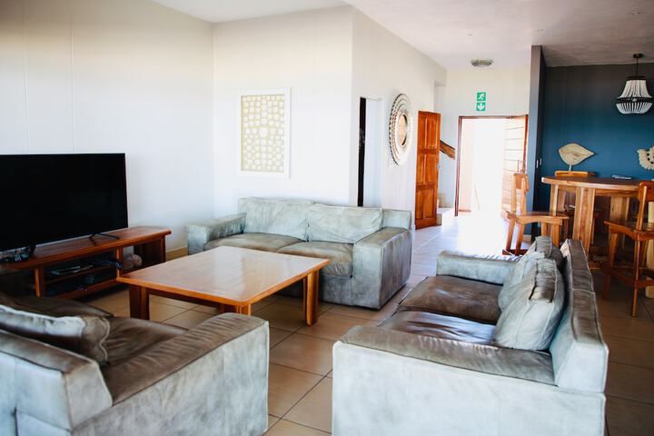 Lounge 27 of 44