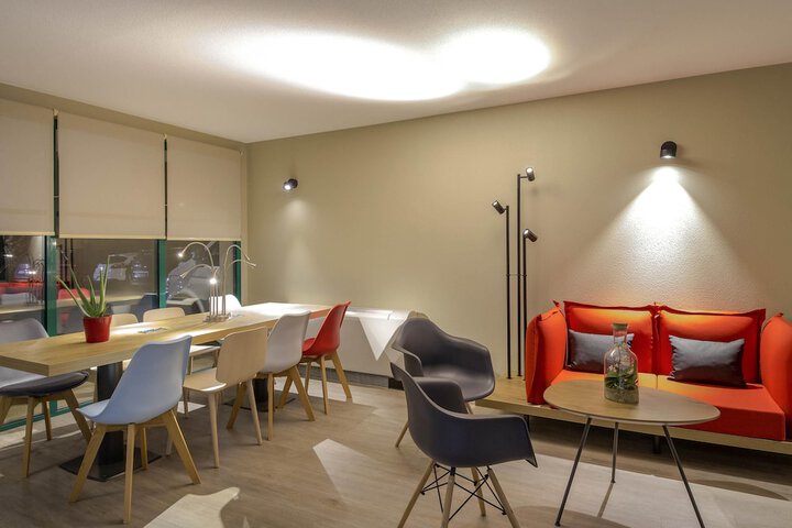 Lounge 53 of 67
