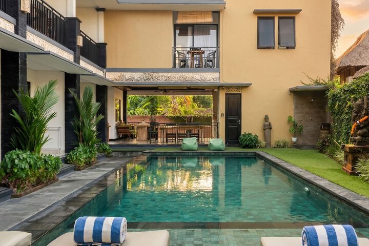 Hotel Pool