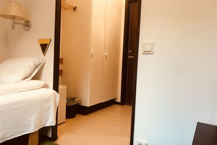 Room 7 of 84