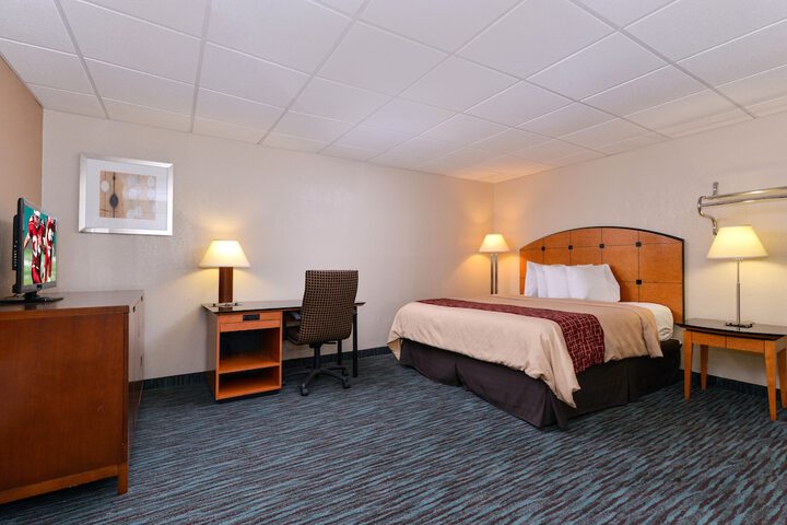 Business King Bed (12 of 13)