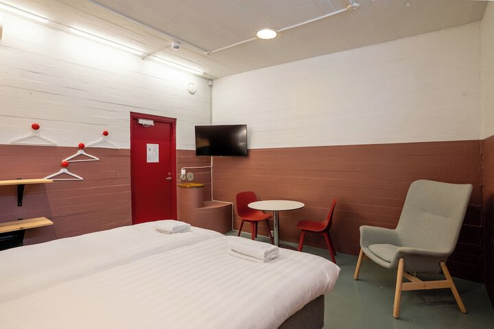 Room 4 of 40