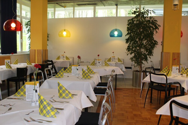 Dining 31 of 48