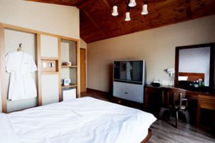 Room 9 of 25