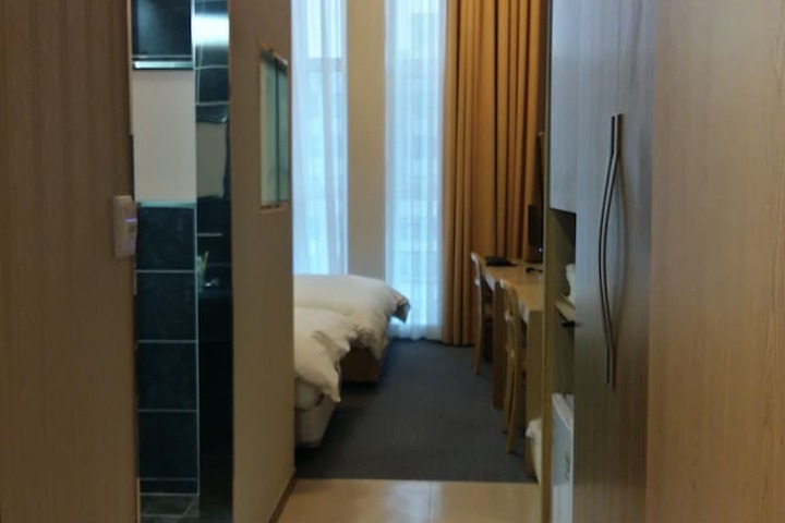 Room 3 of 117