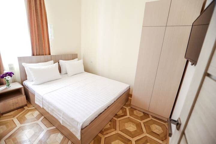 Room 4 of 17