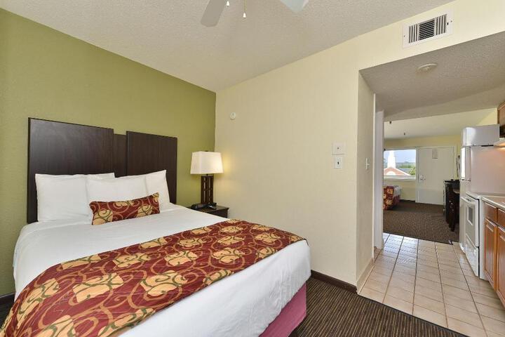 1 King Bed Microwave and Refrigerator Flat Screen Television Work Desk High Speed Internet Accessible Continental Breakfast (2 of 10)