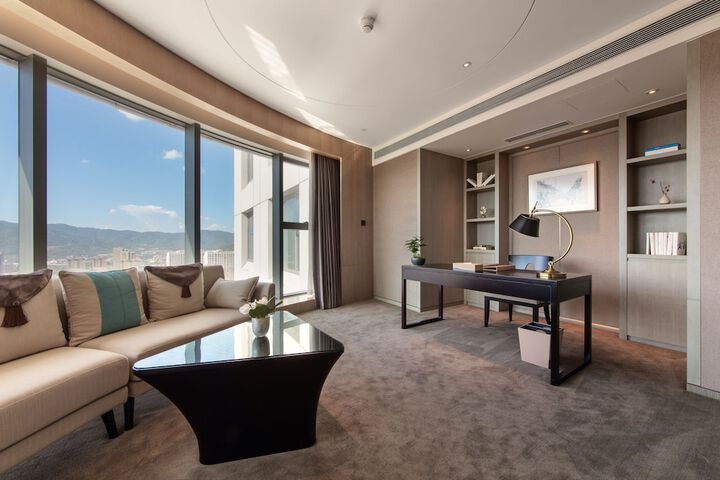 Room 6 of 42