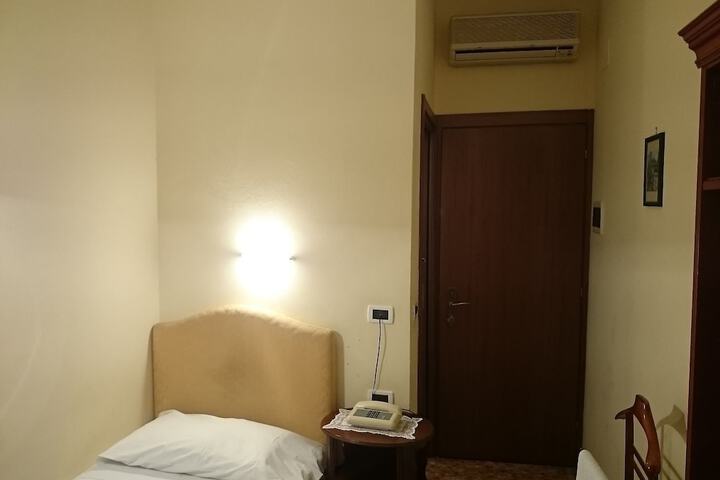 Room 6 of 37