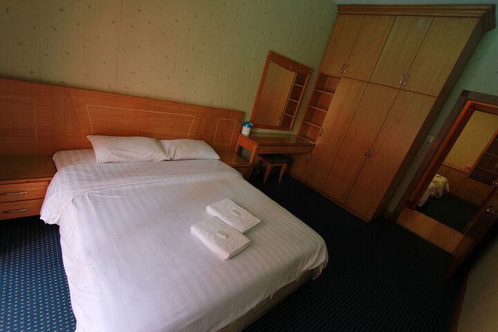 Room 12 of 270