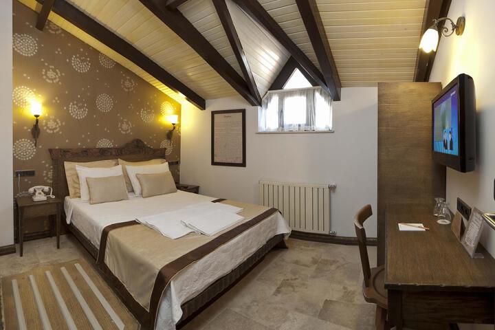 Room 4 of 6