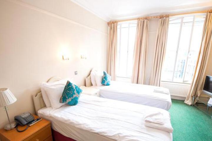Room 4 of 10