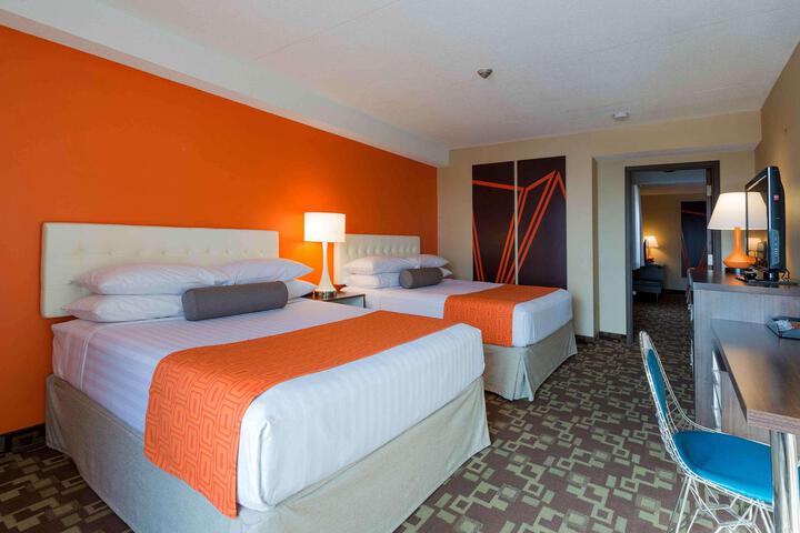 2 Queen Beds (10 of 14)