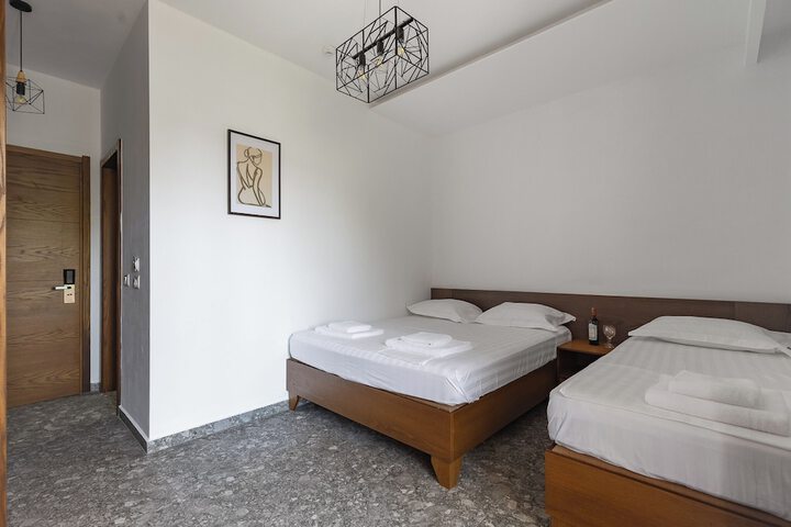 Room 4 of 25