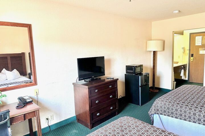 1 Queen Bed (4 of 11)