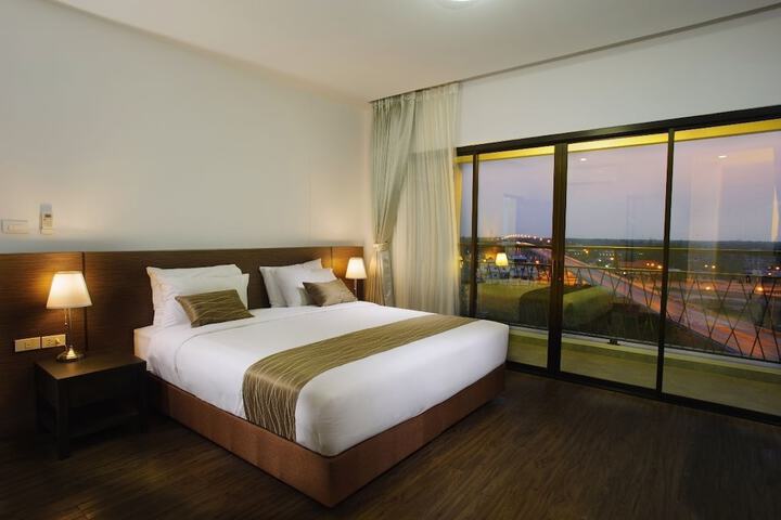 Room 10 of 65