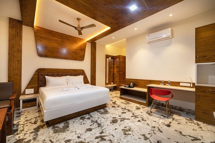 Room 27 of 102
