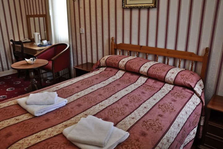Room 4 of 77