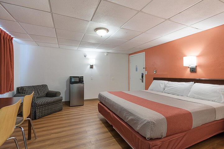 1 King Bed (2 of 14)