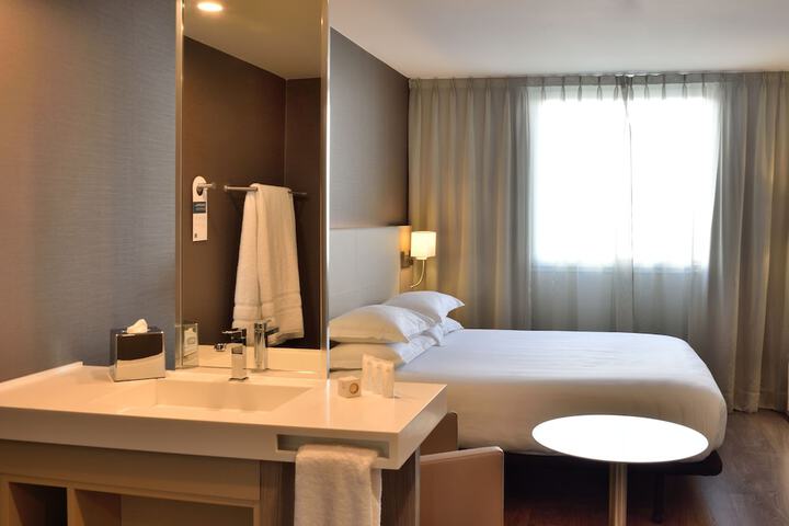 Room 32 of 102