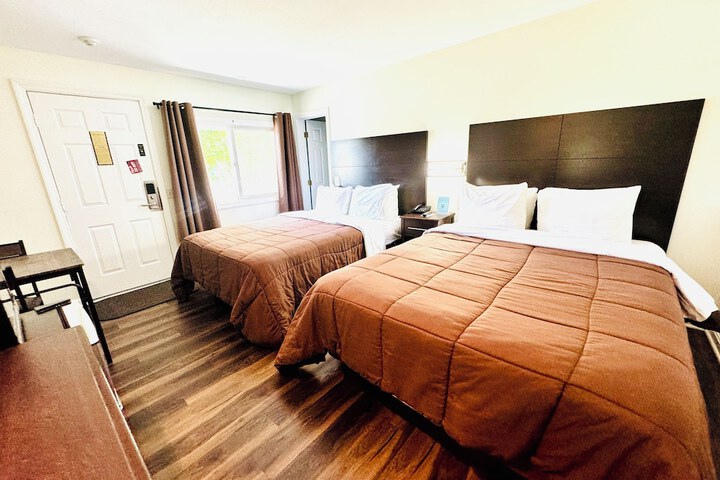 1 Queen Bed (16 of 23)