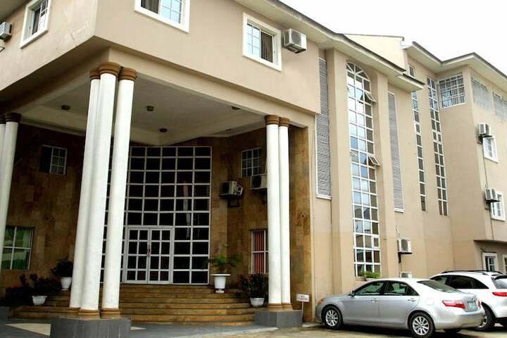 De Castle Luxury Home