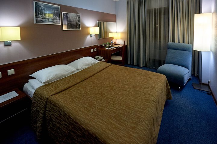 Room 26 of 77