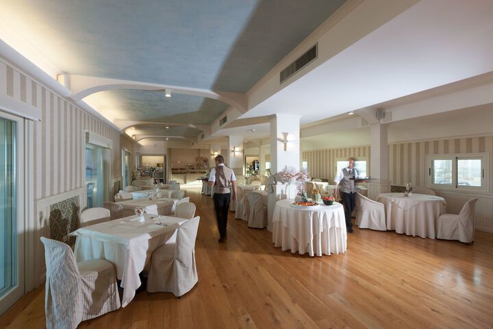 Dining 136 of 254