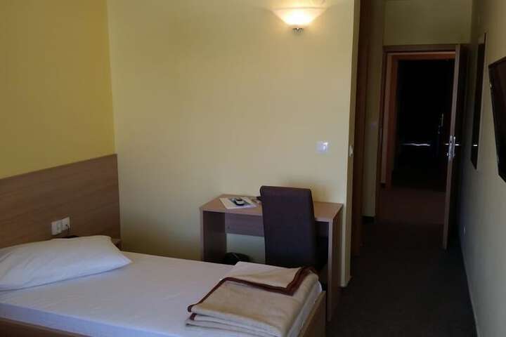 Room 8 of 49