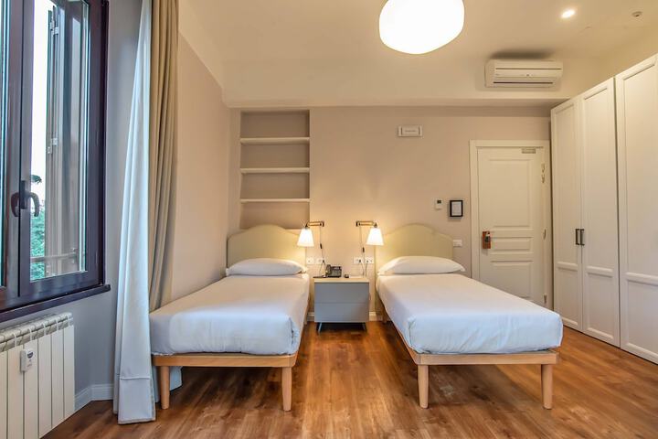 Room 9 of 32