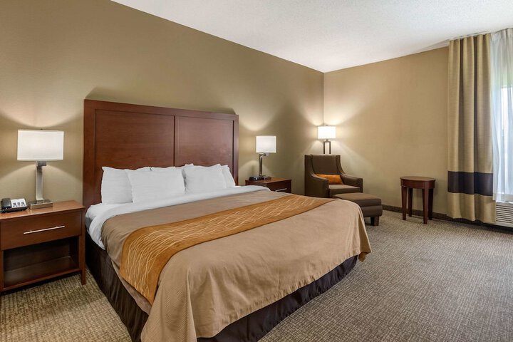 1 King Bed (4 of 9)