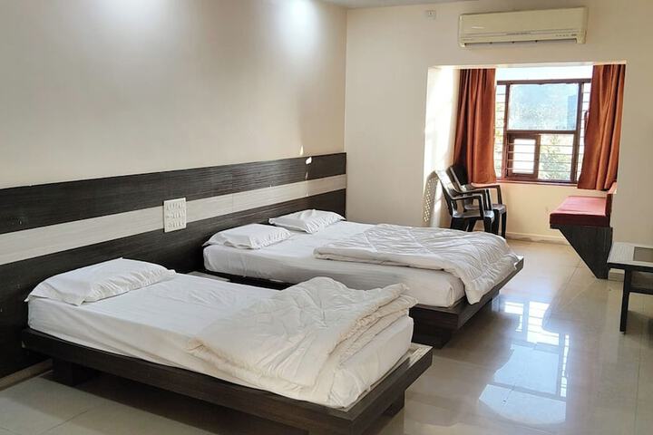 Room 13 of 124