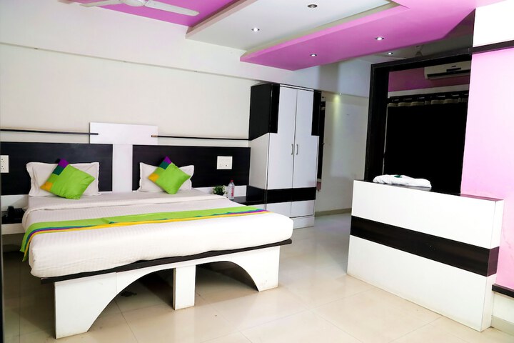 Room 10 of 13