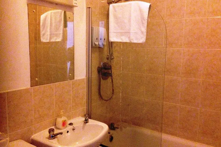 Room 9 of 16