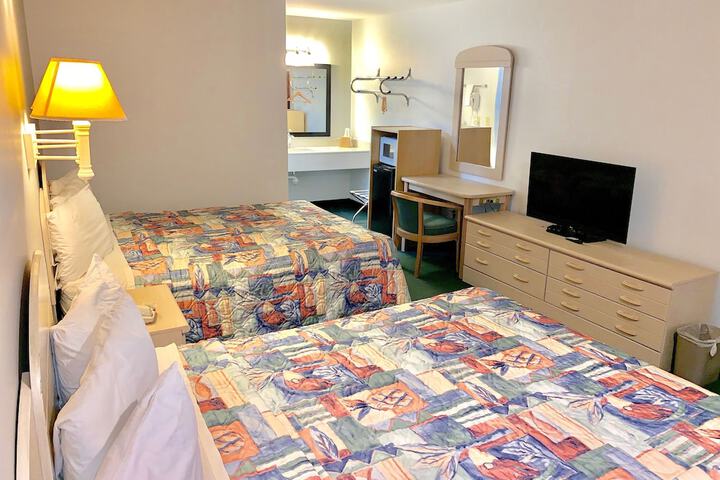 2 Queen Beds (1 of 9)