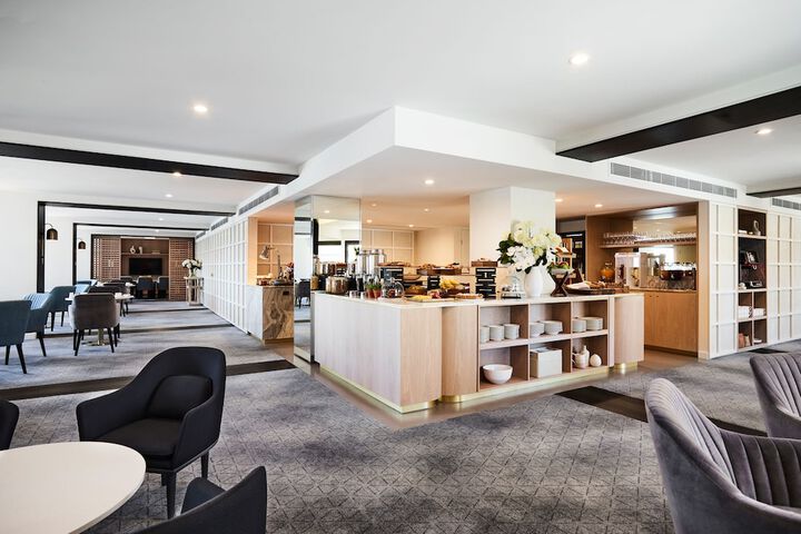 Lounge 84 of 90