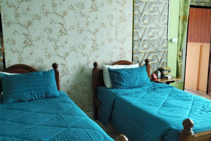 Room 4 of 9