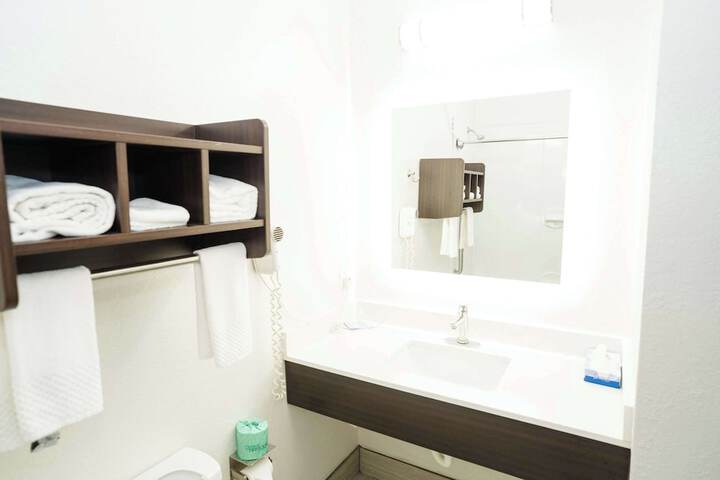1 Queen Bed Suite (21 of 36)