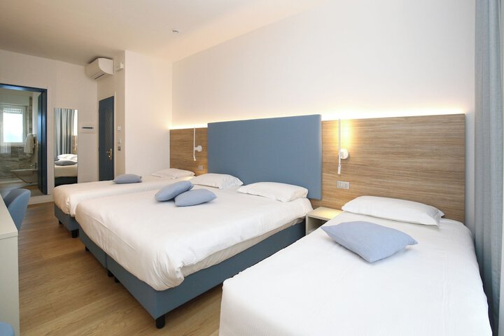 Room 48 of 221