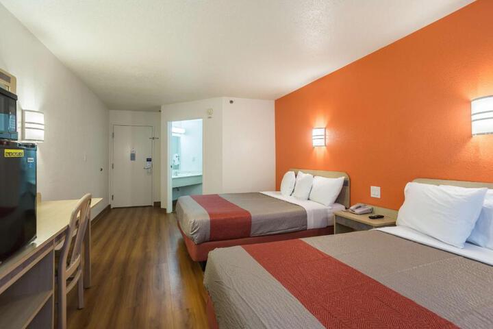 1 Queen Bed (9 of 19)