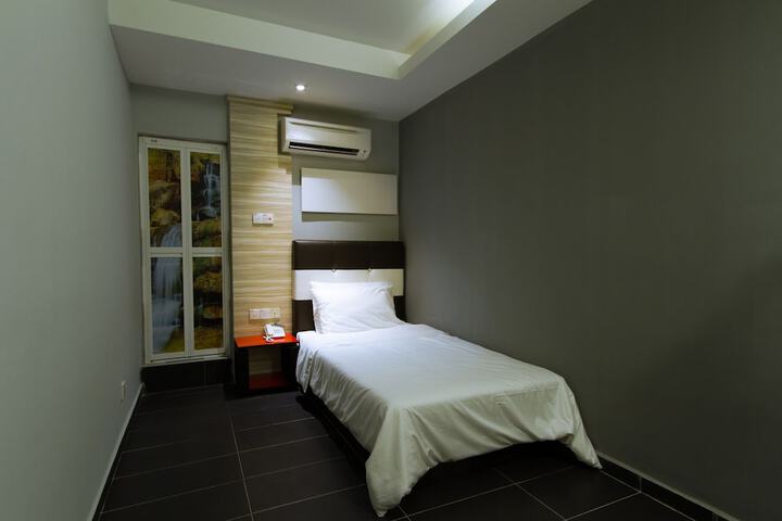 Room 6 of 15