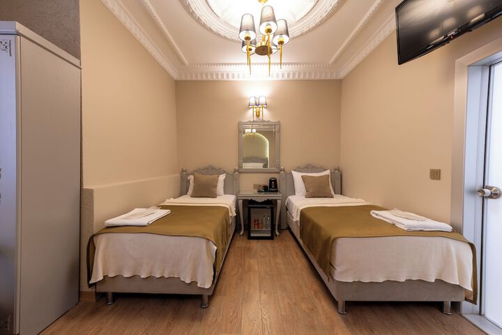 Room 10 of 77