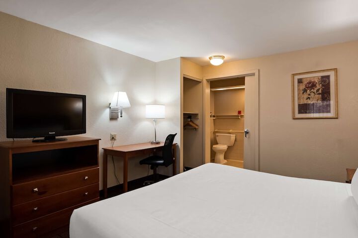 1 King Bed High Speed Internet Accessible Microwave, Refrigerator, Continental Breakfast (7 of 14)