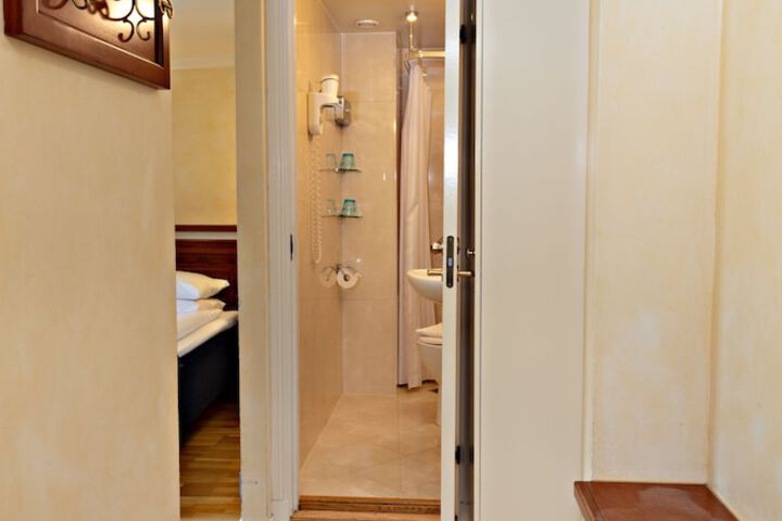 Room 7 of 38