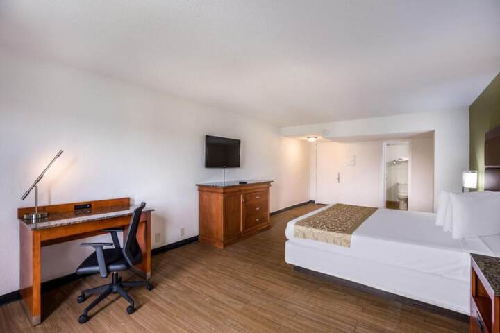 1 King Bed (2 of 10)