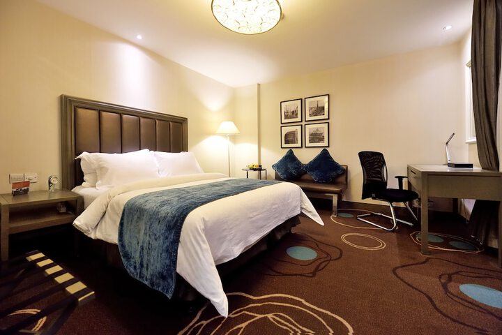 Room 6 of 114